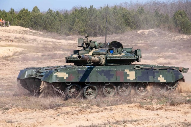 เสียงของเครื่องยนต์รถถัง T-80U ของยูเครนเริ่มทำงาน