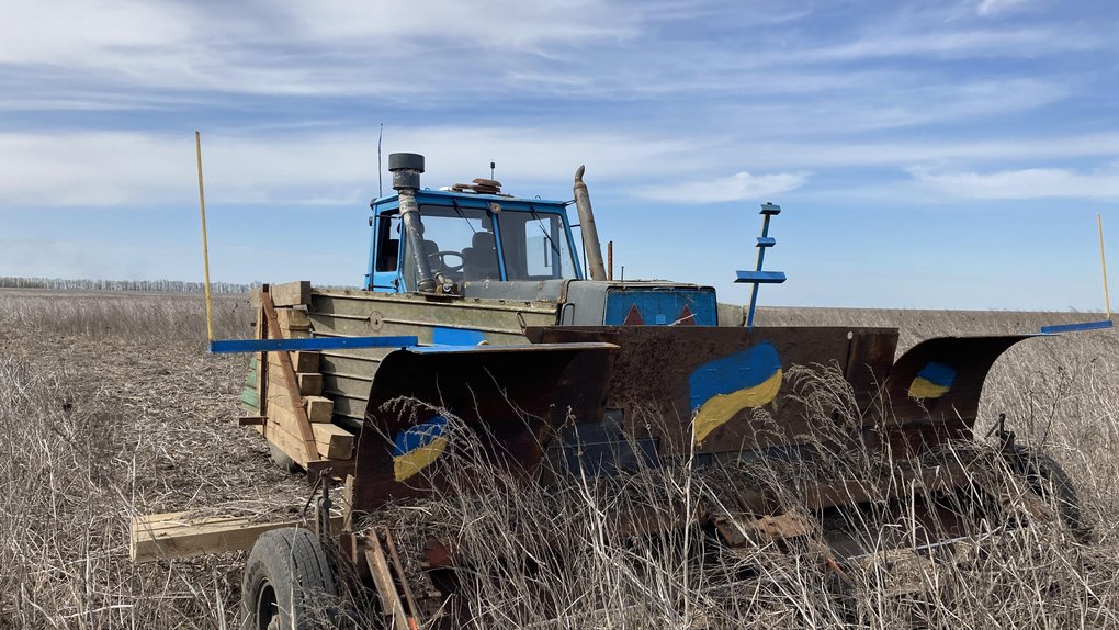 เกษตรกรจาก Hrakovo O. Kryvtsun ได้ดัดแปลงรถแทรกเตอร์สำหรับงานเก็บกู้ทุ่นระเบิดในทุ่งนาในพื้นที่ว่าง รถถูกหุ้มด้วยชิ้นส่วนของ BMP ของรัสเซีย