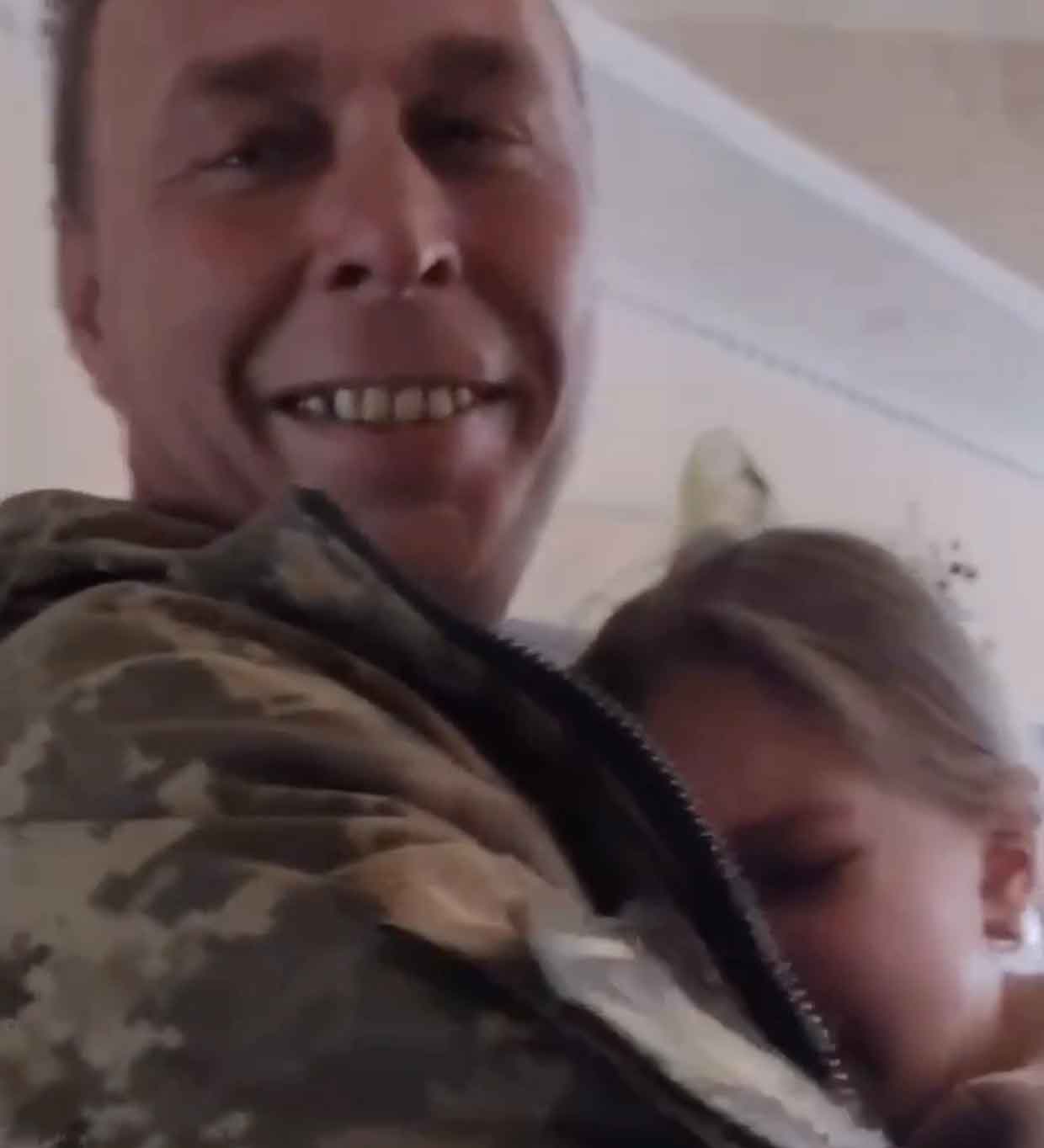 ทหารยูเครนเพิ่งกลับจากแนวหน้า เขามารับลูกสาวจากโรงเรียน