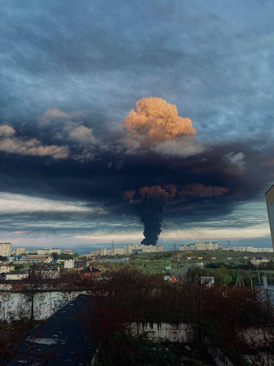 เช้าวันนี้ เวลา 04.20 น. เกิดไฟไหม้ครั้งใหญ่ที่คลังน้ำมันของรัสเซียที่ตั้งอยู่ในอ่าวคอซแซค เมืองเซวาสโทพอล แหลมไครเมีย (ซึ่งปัจจุบันอยู่ภายใต้การยึดครองของรัสเซียชั่วคราว)