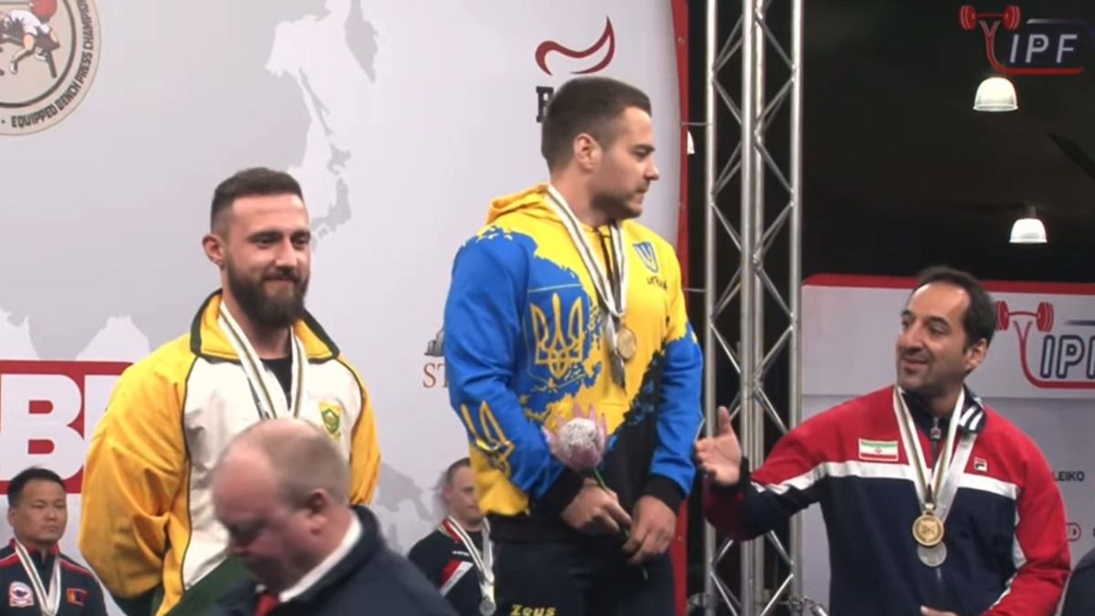 Ivan Chuprinko นักยกน้ำหนักชาวยูเครนปฏิเสธที่จะจับมือกับชาวอิหร่านในระหว่างพิธีมอบรางวัลในการแข่งขันชิงแชมป์โลก