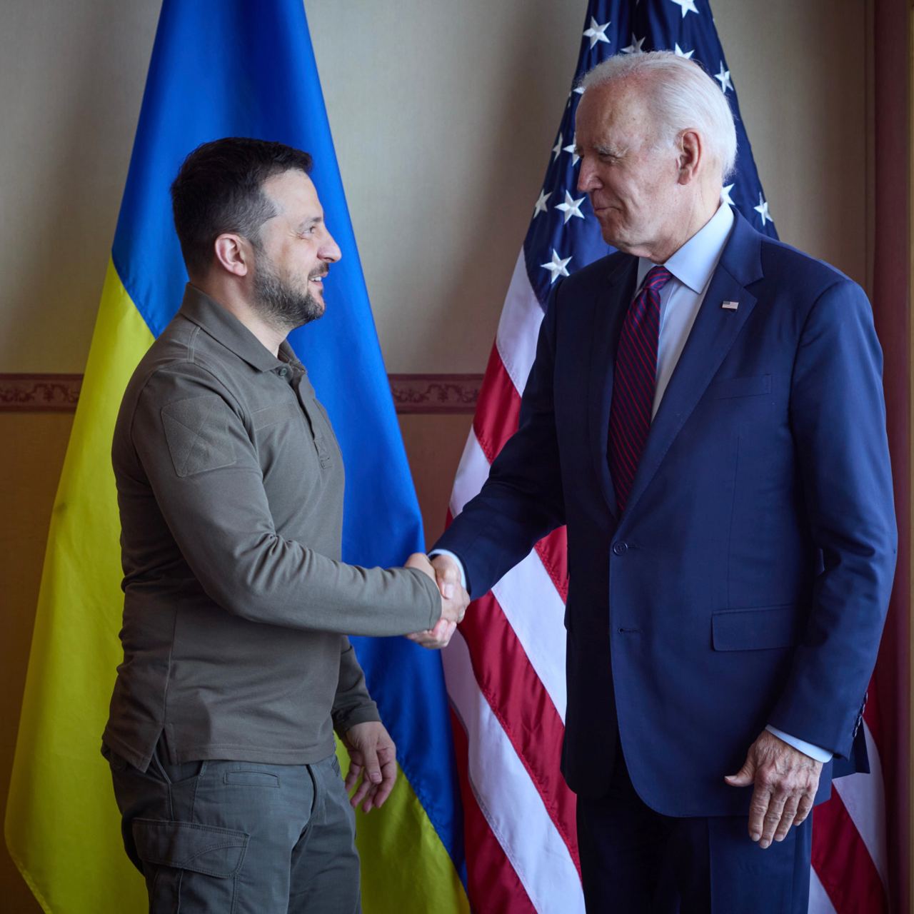 การประชุมของประธานาธิบดียูเครน Volodymyr Zelenskyi กับประธานาธิบดี Joseph Biden ของสหรัฐอเมริกาในการประชุมสุดยอด G7