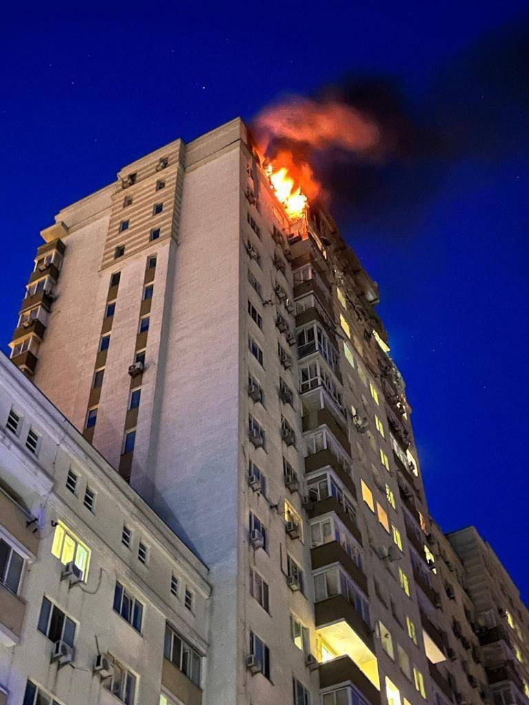 ผลจากไฟไหม้หลังจากการโจมตีทางอากาศในคืนที่เคียฟ ผู้คน 20 คนถูกอพยพออกจากอาคารสูงในเขต Holosiiv